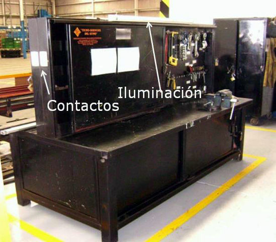GABINETE PARA HERRAMIENTAS CON ILUMINACIÓN Y CONTACTOS